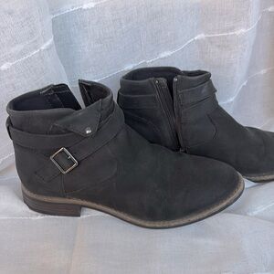 Women’s black Clarks Collection ankle booties size 7.5
